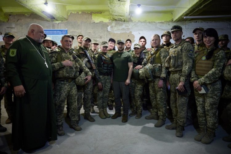 Ο Ουκρανός πρόεδρος Βολοντίμιρ Ζελένσκι σε υπόγειο καταφύγιο στο Μικολάγεφ(Φωτ.: Ukrainian presidential press service)