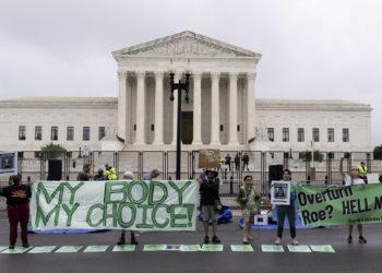 Ακτιβιστές υπέρ του δικαιώματος στην άμβλωση μπροστά από το Ανώτατο Δικαστήριο των ΗΠΑ, στην Ουάσινγκτον (φωτ.: EPA / Michael Reynolds)