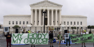 Ακτιβιστές υπέρ του δικαιώματος στην άμβλωση μπροστά από το Ανώτατο Δικαστήριο των ΗΠΑ, στην Ουάσινγκτον (φωτ.: EPA / Michael Reynolds)