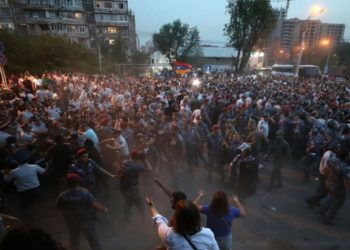 Επεισόδια σε αντικυβερνητική διαδήλωση στο Γερεβάν (φωτ.: Twitter/ Epress.am)