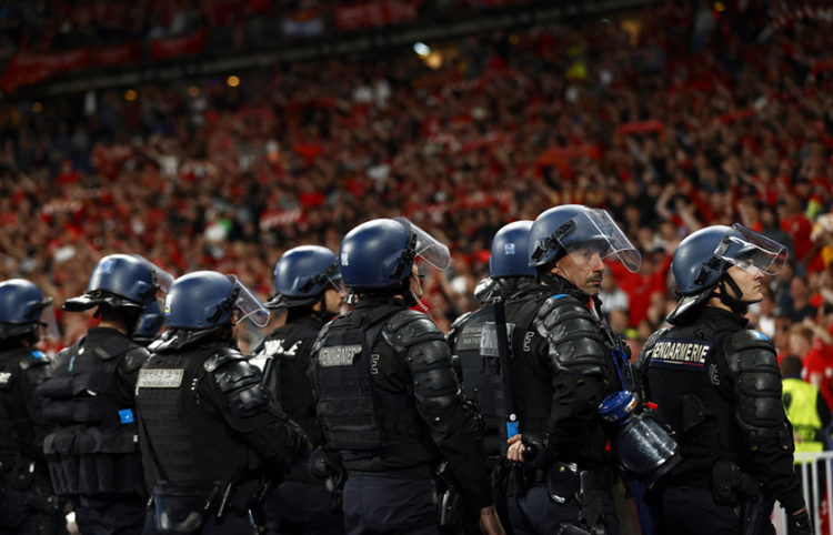 Γάλλοι αστυνομικοί μπροστά από την εξέδρα των οπαδών της Λίβερπουλ (φωτ.: EPA / Yoan Valat)