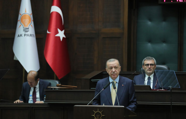 Ο πρόεδρος της Τουρκίας μιλά σε βουλευτές του AKP, του κυβερνώντος κόμματος (φωτ.: Twitter / AK Parti)