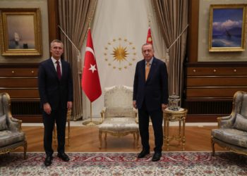 O Ρετζέπ Ταγίπ Ερντογάν και ο Γενς Στόλτενμπεργκ σε παλαιότερη, διά ζώσης συνάντησή τους, στην Άγκυρα (φωτ. αρχείου: EPA/ Γραφείο Τύπου Προεδρίας της Τουρκίας)