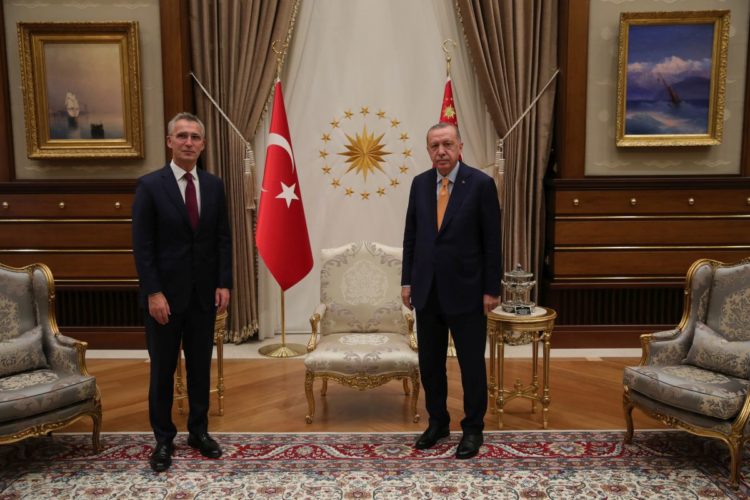 O Ρετζέπ Ταγίπ Ερντογάν και ο Γενς Στόλτενμπεργκ σε παλαιότερη, διά ζώσης συνάντησή τους, στην Άγκυρα (φωτ. αρχείου: EPA/ Γραφείο Τύπου Προεδρίας της Τουρκίας)