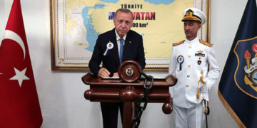 Ο Ρετζέπ Ταγίπ Ερντογάν μπροστά από χάρτη που δείχνει τη «Γαλάζια πατρίδα», το δόγμα της τουρκικής πολιτικής για κυριαρχία στην Ανατολική Μεσόγειο (φωτ.: Twitter / RTErdogan)