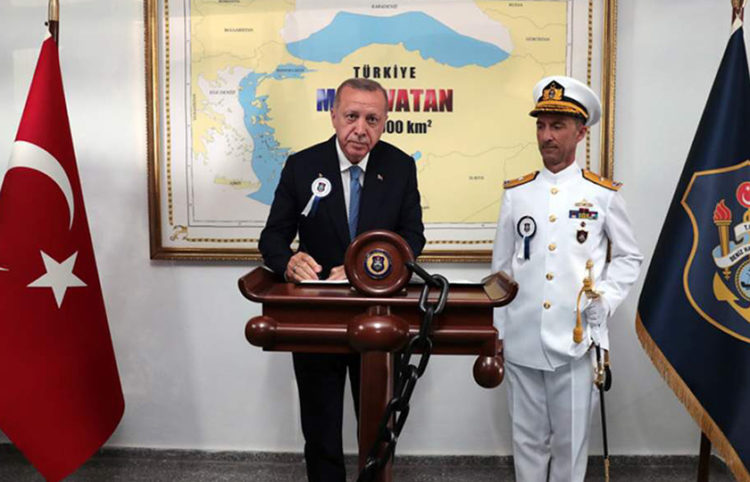 Ο Ρετζέπ Ταγίπ Ερντογάν μπροστά από χάρτη που δείχνει τη «Γαλάζια πατρίδα», το δόγμα της τουρκικής πολιτικής για κυριαρχία στην Ανατολική Μεσόγειο (φωτ.: Twitter / RTErdogan)