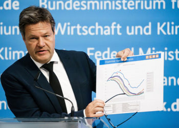 Ο υπουργός Οικονομίας της Γερμανίας Ρόμπερτ Χάμπεκ κατά την παρουσίαση του σχεδίου έκτακτης ανάγκης για την ενεργειακή ασφάλεια (φωτ.: EPA / Clemens Bilan)