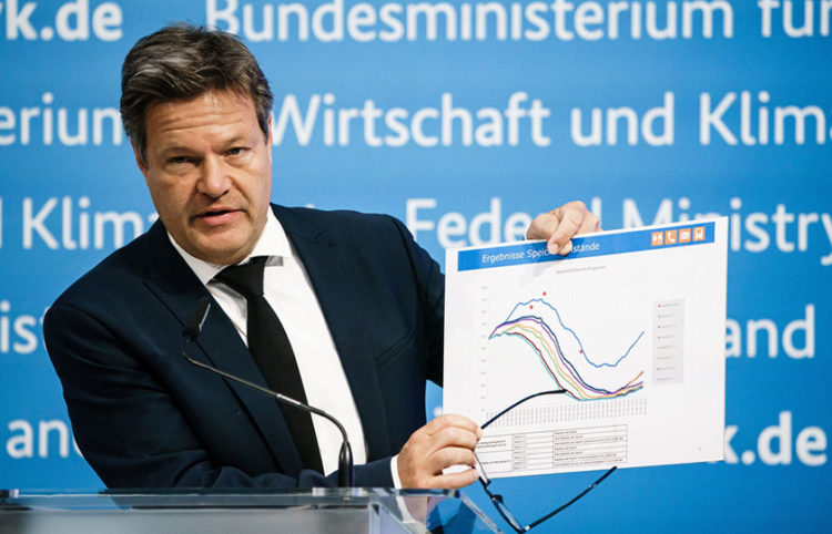 Ο υπουργός Οικονομίας της Γερμανίας Ρόμπερτ Χάμπεκ κατά την παρουσίαση του σχεδίου έκτακτης ανάγκης για την ενεργειακή ασφάλεια (φωτ.: EPA / Clemens Bilan)