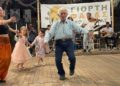 Ο 89χρονος Γιώργος Κωβαίος του έδωσε και κατάλαβε στο πανηγύρι για την 9η Γιορτή Φάβας στη Σχοινούσα (φωτ.: facebook.com/spyros.priovolos)