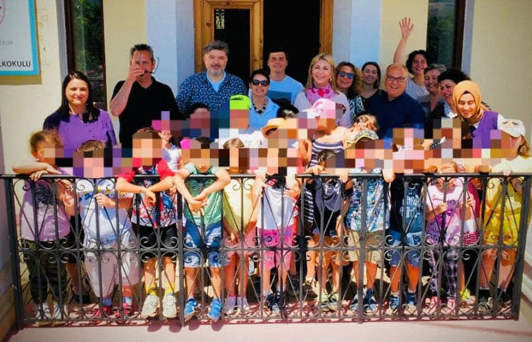 Η Ζέττα Μακρή ανάμεσα σε μαθητές και εκπαιδευτικούς του ελληνικού σχολείου στους Αγίους Θεοδώρους Ίμβρου (φωτ.: Facebook / Ζέττα Μ. Μακρή)