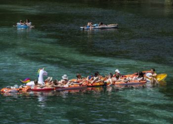 Άνθρωποι με φουσκωτές βάρκες στον ποταμό Ροδανό, στην Ελβετία, τη στιγμή που η θερμοκρασία αγγίζει τους 35 βαθμούς (φωτ.: EPA/ Martial Trezzini)