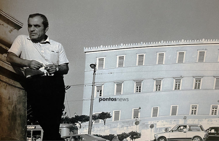 Ο Στέλιος Καζαντζίδης μπροστά από τη Βουλή. Η φωτογραφία περιλαμβάνεται στο λεύκωμα «Τ’ αχνάρια ενός μύθου» (φωτ.: Γεωργία Βορύλλα)