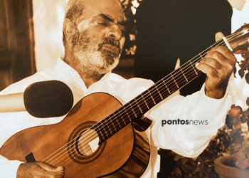 Ο Στέλιος Καζαντζίδης με την κιθάρα του (φωτ. από το λεύκωμα «Τ' αχνάρια ενός μύθου» / Γεωργία Βορύλλα)