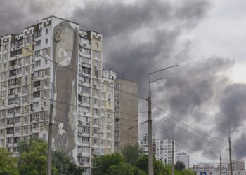 Καπνός που προκλήθηκε από εκρήξεις στις περιοχές Νταρνίτσκι και Ντνιπρόβσκι της ουκρανικής πρωτεύουσας (φωτ.: EPA/ Oleg Petrasyuk)