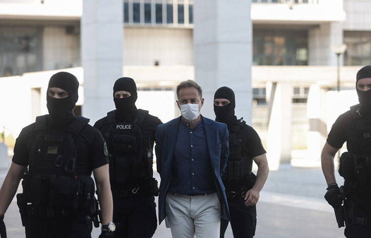 Ο ηθοποιός και σκηνοθέτης Δημήτρης Λιγνάδης μεταφέρεται στο δικαστήριο προκειμένου να απολογηθεί για το αδίκημα του βιασμού κατά συρροή (φωτ.: EUROKINISSI / Βασίλης Ρεμπάπης)