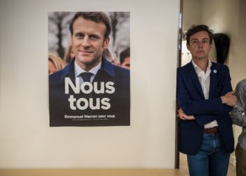 Αφίσα του Γάλλου προέδρου, Εμανουέλ Μακρόν, για τις βουλευτικές εκλογές, τοιχοκολλημένη στα γραφεία του, στο Παρίσι, όπου παρευρίσκονται δημοσιογράφοι και υποστηρικτές (φωτ.: ΕΡΑ: Christophe Petit Tesson)