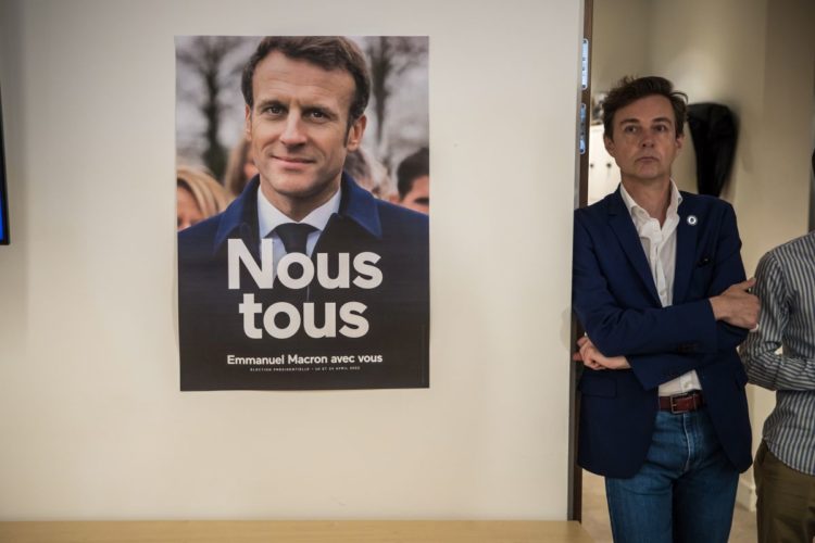 Αφίσα του Γάλλου προέδρου, Εμανουέλ Μακρόν, για τις βουλευτικές εκλογές, τοιχοκολλημένη στα γραφεία του, στο Παρίσι, όπου παρευρίσκονται δημοσιογράφοι και υποστηρικτές (φωτ.: ΕΡΑ: Christophe Petit Tesson)