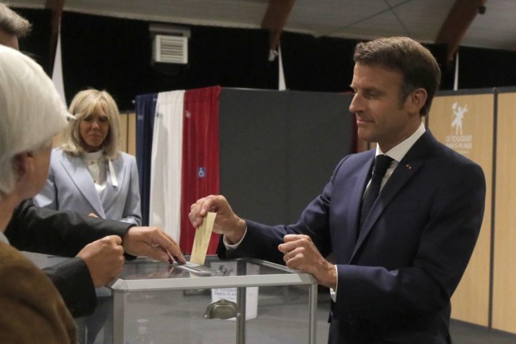 Ο Εμανουέλ Μακρόν ψηφίζει στο δεύτερο γύρο των βουλευτικών εκλογών (φωτ.: ΕΡA/ Michel Spingler/ POOL)