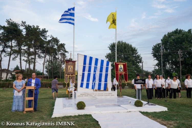 Το μνημείο προσφύγων εκ Φαράσων Καππαδοκίας και ιδρυτών Πλατέος Ημαθίας (φωτ.: Kosmas Karagiannis/IMBNK)