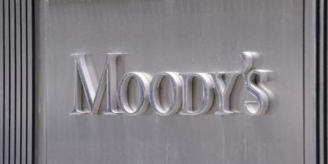 Τμήμα του εξωτερικού του κτηρίου όπου στεγάζονται τα γραφεία του οίκου αξιολόγησης της πιστολητικής ικανότητας Moody's, στη Νέα Υόρκη (φωτ. αρχείου: EPA / Andrew Gombert)