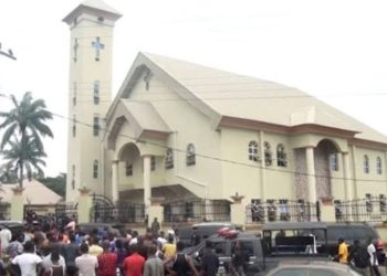 Πλήθος συγκεντρωμένο έξω από τον καθολικό ναό όπου ένοπλοι άνοιξαν πυρ εναντίον πιστών (φωτ.: Twitter/ Joseph C. Okechukwu)