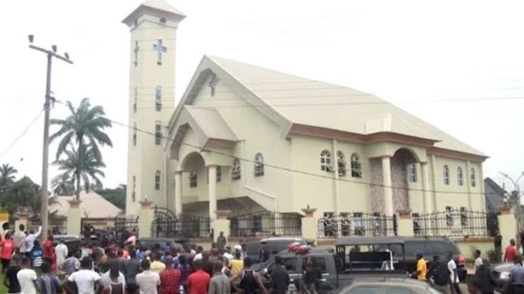 Πλήθος συγκεντρωμένο έξω από τον καθολικό ναό όπου ένοπλοι άνοιξαν πυρ εναντίον πιστών (φωτ.: Twitter/ Joseph C. Okechukwu)
