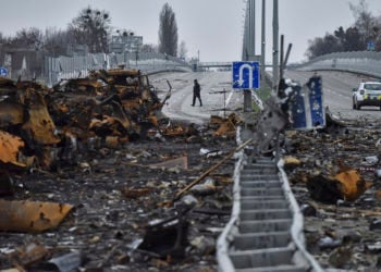 Καταστροφές σε δρόμο κοντά στο Κίεβο, τον Απρίλιο του 2022 (φωτ.: αρχείο EPA / Oleg Petrasyuk)