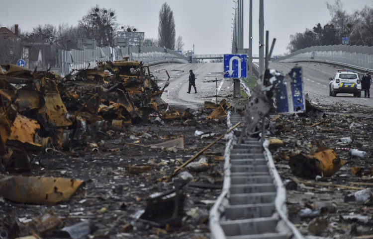 Καταστροφές σε δρόμο κοντά στο Κίεβο, τον Απρίλιο του 2022 (φωτ.: αρχείο EPA / Oleg Petrasyuk)