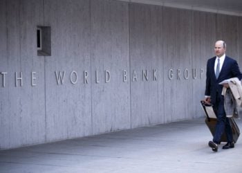 Ένας πεζός περπατά μπροστά από το κτήριο της Παγκόσμιας Τράπεζας, στην Ουάσινγκτον. (φωτ. αρχείου: EPA/ Shawn Thew)