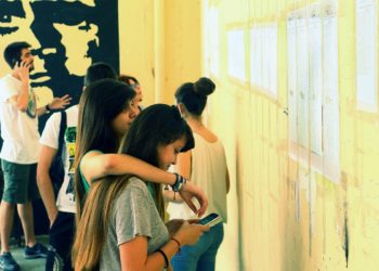 Μαθητές κοιτούν τις βαθμολογίες από τα μαθήματα που έδωσαν στις Πανελλαδικές εξετάσεις (φωτ. αρχείου: ΑΠΕ-ΜΠΕ/ Ιγκόρ Ταλαέβιτς)
