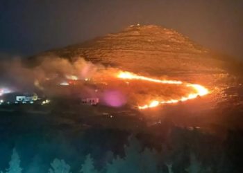Εικόνα από την περιοχή που ξέσπασε η πυρκαγιά (φωτ.: cyclades24.gr)
