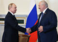 Στιγμιότυπο από τη συνάντηση Πούτιν-Λουκασένκο στην Αγία Πετρούπολη (φωτ.: EPA / Mikhail Metzel / Kremlin / POOL)