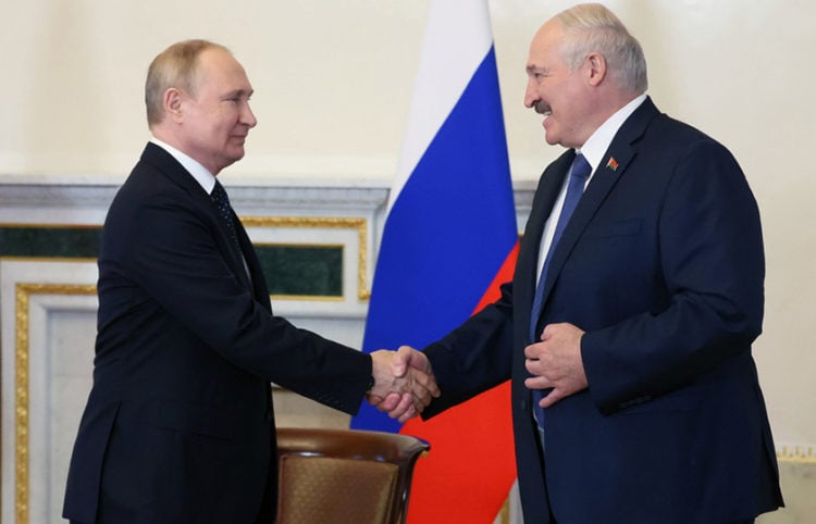 Στιγμιότυπο από τη συνάντηση Πούτιν-Λουκασένκο στην Αγία Πετρούπολη (φωτ.: EPA / Mikhail Metzel / Kremlin / POOL)