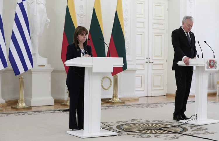 Στιγμιότυπο από την κοινή συνέντευξη Τύπου των προέδρων της Ελλάδας και της Λιθουανίας, στο Βίλνιους (φωτ.: Γραφείο Τύπου Προεδρίας της Δημοκρατίας)