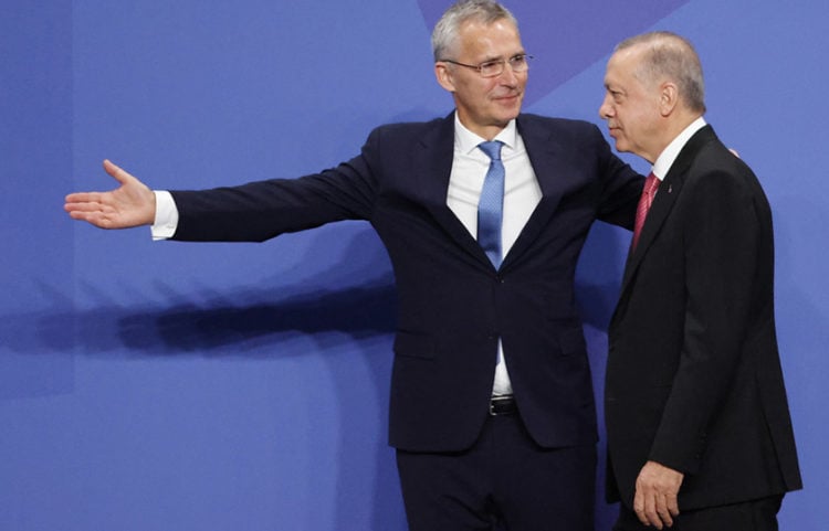 Ο Γενς Στόλτενμπεργκ υποδέχεται τον Ρετζέπ Ταγίπ Ερντογάν στη Σύνοδο Κορυφής του ΝΑΤΟ, στη Μαδρίτη (φωτ.: EPA / Brais Lorenzo)