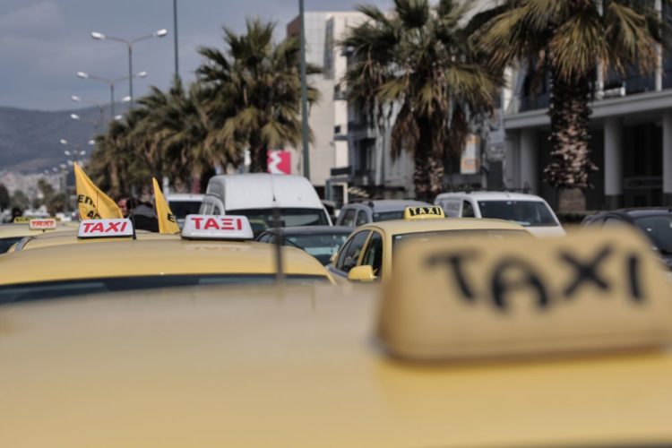 Στιγμιότυπο από τη διαμαρτυρία οδηγών ταξί στην Αθήνα, για τις αυξήσεις στα καύσιμα, 18 Μαρτίου 2022 (φωτ. αρχείου: Βασίλης  Ρεμπάπης/ EUROKINISSI)