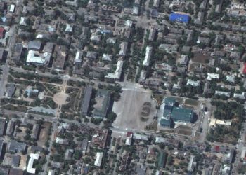 Δορυφορική εικόνα με κατεστραμμένα κτήρια στο Σεβεροντονέτσκ (φωτ. αρχείου: ΕPA/ MAXAR TECHNOLOGIES HANDOUT)