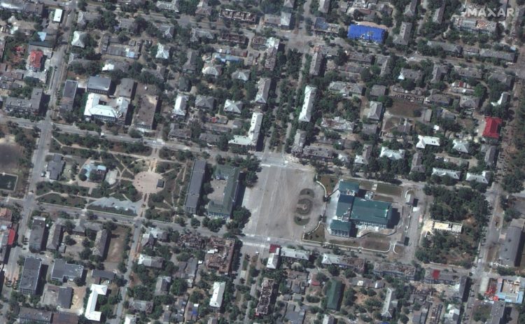 Δορυφορική εικόνα με κατεστραμμένα κτήρια στο Σεβεροντονέτσκ (φωτ. αρχείου: ΕPA/ MAXAR TECHNOLOGIES HANDOUT)