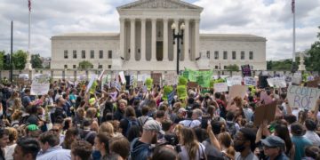 Ακτιβιστές υπέρ και κατά του δικαιώματος στην άμβλωση μπροστά από το Ανώτατο Δικαστήριο των ΗΠΑ, στην Ουάσινγκτον (φωτ.: EPA/ Shawn Thew)