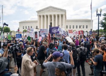 Ακτιβιστές υπέρ και κατά του δικαιώματος στην άμβλωση, όπως και τηλεοπτικά συνεργεία, μπροστά από το Ανώτατο Δικαστήριο των ΗΠΑ, στην Ουάσινγκτον (φωτ.: EPA/ Shawn Thew)