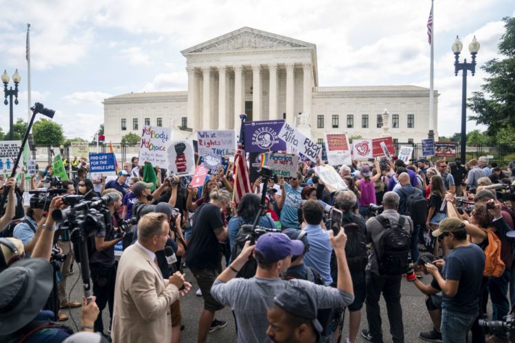 Ακτιβιστές υπέρ και κατά του δικαιώματος στην άμβλωση, όπως και τηλεοπτικά συνεργεία, μπροστά από το Ανώτατο Δικαστήριο των ΗΠΑ, στην Ουάσινγκτον (φωτ.: EPA/ Shawn Thew)