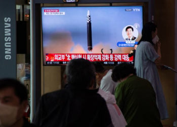 Πολίτες της Νότιας Κορέας ενημερώνονται για τις εκτοξεύσεις πυραύλων από τη Βόρεια Κορέα (φωτ. αρχείου: EPA / Jeon Heon-Kyun)