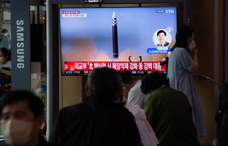 Πολίτες της Νότιας Κορέας ενημερώνονται για τις εκτοξεύσεις πυραύλων από τη Βόρεια Κορέα (φωτ.: EPA / Jeon Heon-Kyun)