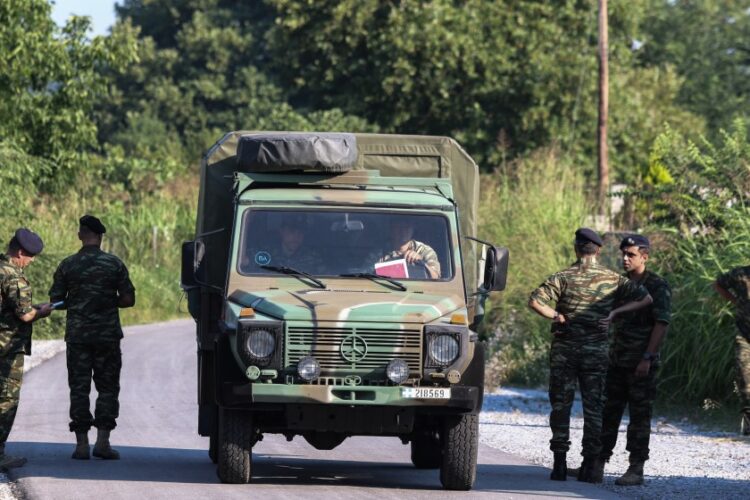 Έντονη η παρουσία των Ενόπλων Δυνάμεων στην περιοχή που κατέπεσε το ουκρανικό Antonov στην περιοχή των Αντιφιλίππων 
(φωτ.: Λάσκαρης Τσούτσας/EUROKINISSI)