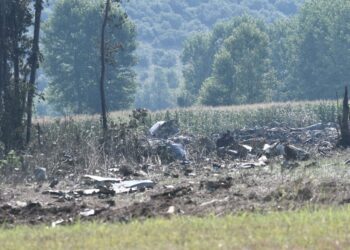 Συντρίμμια του μεταγωγικού αεροσκάφους τύπου Antonov που κατέπεσε έξω στην κοινότητα Αντιφιλίππων του δήμου Παγγαίου, δυτικά της Καβάλας,(φωτ.: ΜΟΤΙΟΝΤΕΑΜ / Eurokinissi)