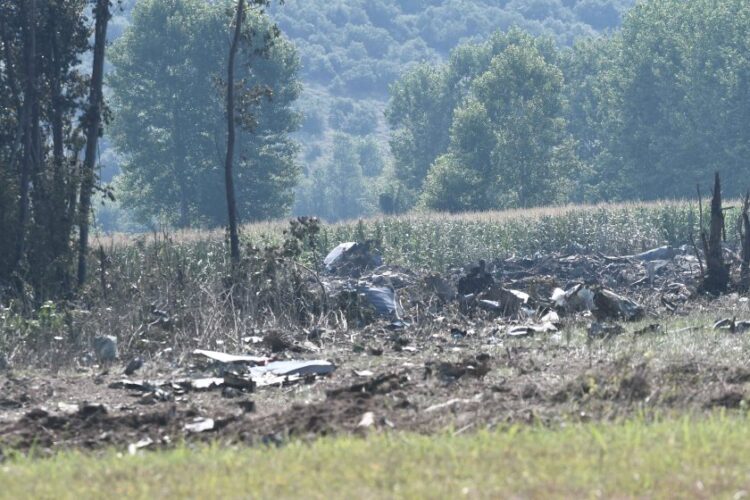 Συντρίμμια του μεταγωγικού αεροσκάφους τύπου Antonov που κατέπεσε έξω στην κοινότητα Αντιφιλίππων του δήμου Παγγαίου, δυτικά της Καβάλας,
(φωτ.: ΜΟΤΙΟΝΤΕΑΜ / Eurokinissi)