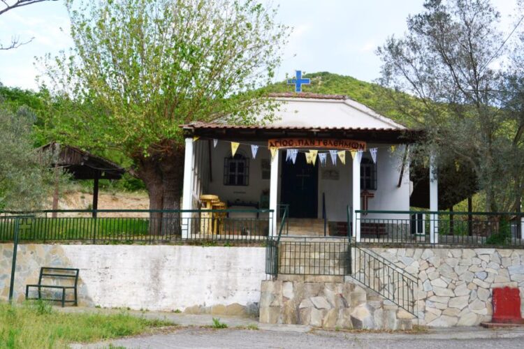 Το εκκλησάκι του Αγίου Παντελεήμονα, στην ανατολική όχθη του Αξιού, στο δήμο Παιονίας του ν. Κιλκίς (φωτ.: Αλεξία Ιωαννίδου)