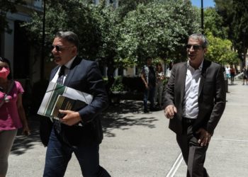 Ο τραγουδιστής Θέμης Αδαμαντίδης μαζί με τον δικηγόρο του Αλέξη Κούγια, νωρίτερα, κατά την προσέλευση στα δικαστήρια της οδού Ευελπίδων για να δικαστεί στο Αυτόφωρο Τριμελές Πλημμελειοδικείο της Αθήνας(φωτ.: Βασίλης Ρεμπάπης/EUROKINISSI)