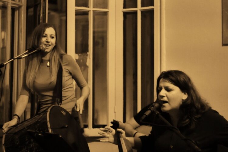 Η Χριστίνα Κυριακίδου (δεξιά) παίζει πολύ συχνά με την αδερφή της Αθηνά Κυριακίδου (αριστερά) (φωτ.: Facebook / xristina.kiriakidou)