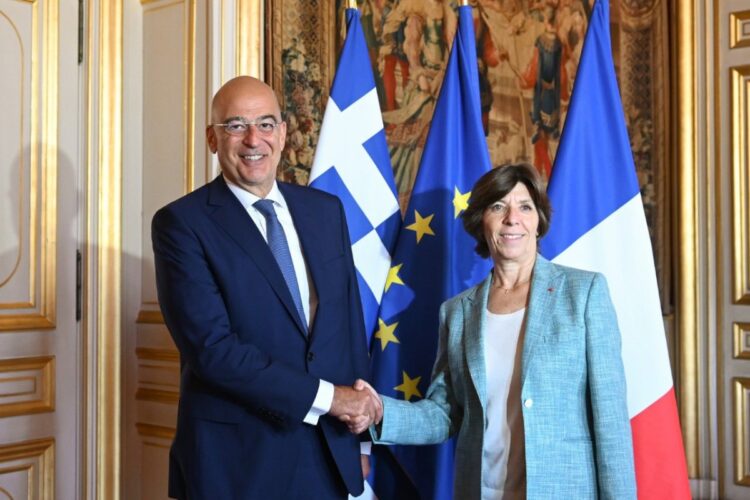 Ο Νίκος Δένδιας με την υπουργό Εξωτερικών της Γαλλίας Κατρίν Κολονά (Πηγή φωτ. twitter.com/NikosDendias)